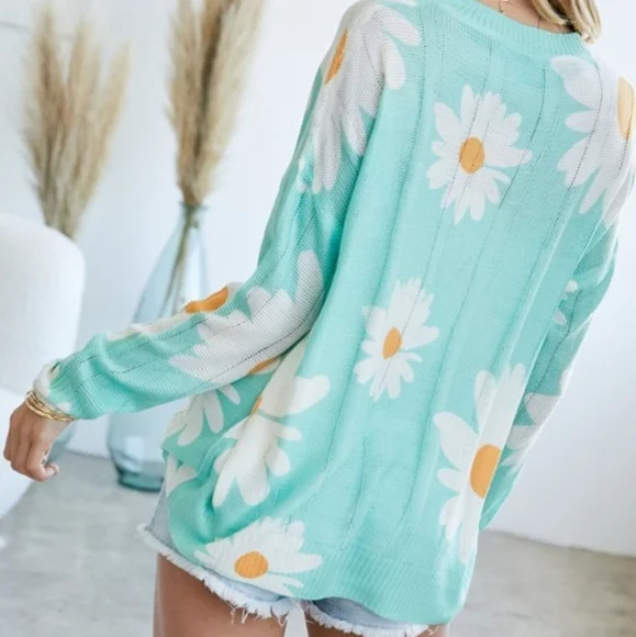 LAST CHANCE Lightweight Knit Daisy Sweater NWOT - Picture 7 of 13